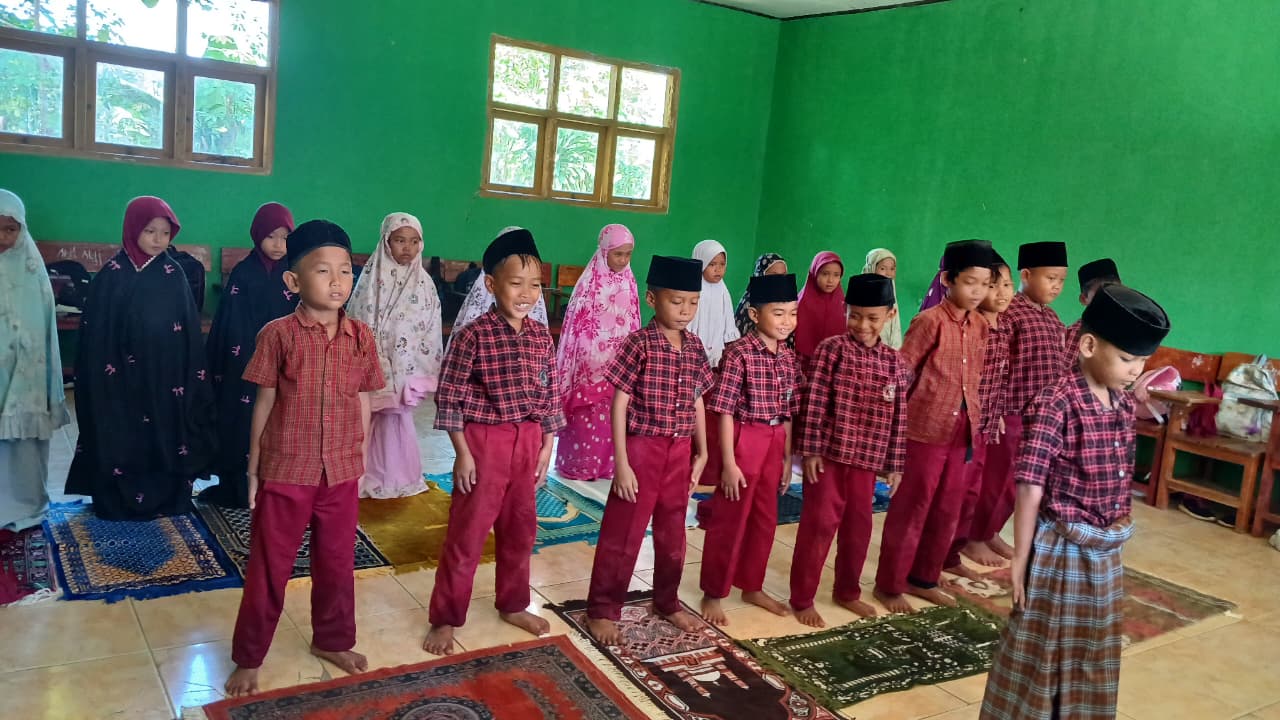 Solat berjamaah di kelas